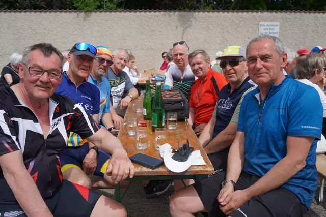 Die Radfahrer aus Rohrbach - vorne rechts Bürgermeister Günter Schmidt - sind nicht nur große Fans des Dorfmuseums. Aus Rohrbach kommt auch die Lok 123, wo sie über 30 Jahre stand bevor sie im Vorjahr ins Bahnhofmuseum nach Mönchhof transportiert wurde | Foto: Andrea Glatzer