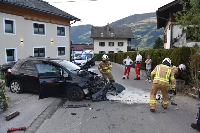 Die Frau prallte aus bisher unbekannter Ursache frontal gegen eine Hausmauer. | Foto: ZOOM.Tirol