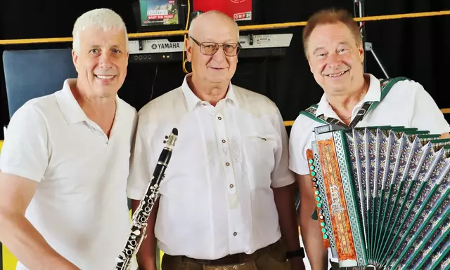Feldkirchens PVÖ-Obmann Gerhard Pomberer (Bildmitte) mit Hans und Fritz vom Steinberg-Trio. | Foto: Edith Ertl