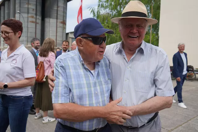 Ziemlich beste Freunde: Der Michael Kummer (ehemaliger Schuster in Mönchhof) und der Hans Potz (ehemaliger Bäcker in Pama) | Foto: Andrea Glatzer