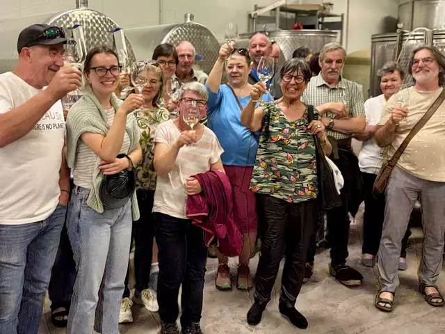 30 lautstarke Stimmen vom Gesangsverein Bregenzerwald waren vor Ort und konnten mit den Gewinnern anstoßen. | Foto: Markus Kahrer