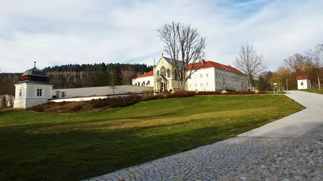 Das ehemalige Jagdschloss des Kronprinzen Rudolf wurde nach dessen Tod in ein Karmelitinnenkloster umgebaut. | Foto: © Silvia Plischek