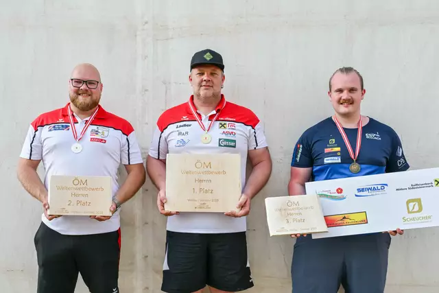 Auf seiner Heimbahn holte Markus Bischof Gold im Weitenbewerb: Bernhard Habeler, Markus Bischof, Peter Neubauer | Foto: BÖE/Herbert Pendl