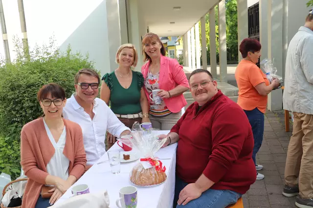 Auch das macht den Gugelhupfsonntag zu etwas ganz Besonderem. Für die Besucher gab es Kaffee, aufgeschnittenen Kuchen und angenehme Unterhaltung in guter Gesellschaft. Das Bild zeigt Kalsdorfs Gemeindevorständin Fabienne Hatzl (li), GR Sepp Zirkl, Vzbgm. Sabine Jakubzig, Premstättens Vzbgm. Ingrid Baumhackl  und den SPÖ-Vorsitzenden von Feldkirchen Rene Strohmeier.  | Foto: Edith Ertl