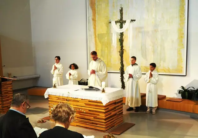 Kurat Patrik Mojzis bei seinem Sonntagsgottesdienst, am Tag der Einweihung des neuen Tischtennisraumes der Flugfelder Pfarrfgemeinde St.Anton