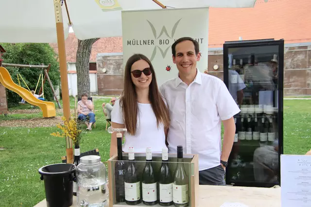 Eva Müllner und Stefan Gombiots bewirteten mit Bio-Wein vom Bildeiner Weingut Müllner. | Foto: Martin Wurglits