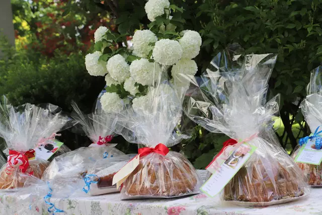 Die ehrenamtlichen Gugelhupf-Bäckerinnen hängten das Rezept am Gugelhupf an. Das erleichterte den Käufern die Auswahl - und das Nachbacken.  | Foto: Edith Ertl