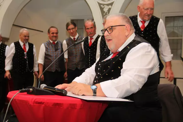 Das musikalische Multitalent und "kätntnertreue" Sänger Wilhelm "Onkel Willi" Hauptmann führte humorvoll durch den Abend | Foto: Peter Pugganig