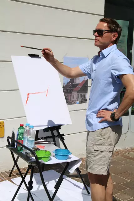 Josef Perlinger lud Passanten ein, um ein Bild zu gestalten 