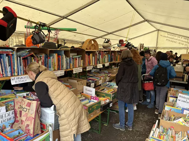 Flohmarkt ohne Bücher geht gar nicht - beim Flohmarkt war das Angebot schier unüberschaubar groß. | Foto: Reichel