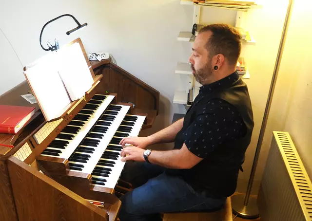 Gottesddienstbegleitung auf der Orgel mit Thomas Fessl.