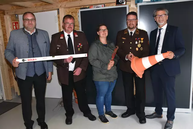 Bauhof-Eröffnung in Dimbach am 4. Mai 2025.  Vizebürgermeister Christoph Leitner, die drei Gemeindearbeiter Gerhard Lumetsberger, Daniela Barth, Erwin Palmetshofer und Bürgermeister Franz Fenster. | Foto: Robert Zinterhof