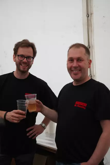 Philipp Schuster stieß mit Ferdinand Haselbacher an.