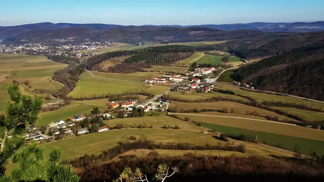 Tiefblick auf Mayerling (Bildmitte). ... | Foto: © Silvia Plischek