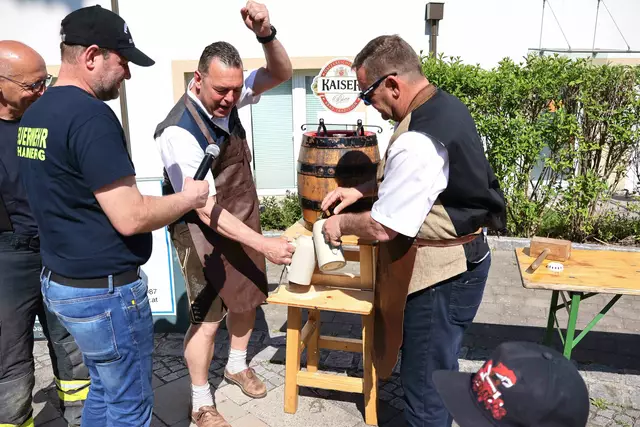 Beim Bieranstich. Li. Bürgermeister Christian Wührleitner und re. Vizebürgermeister Johann Reitbauer. | Foto: Franz Putz