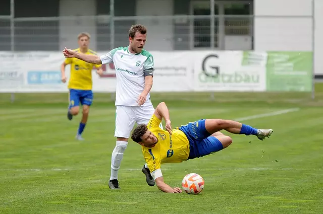 Flugeinlage von Kapitän Mehmet Durmus: Die SPG Silz/Mötz spielte gegen Völs 2:2-Remis. | Foto: sportszene.tirol