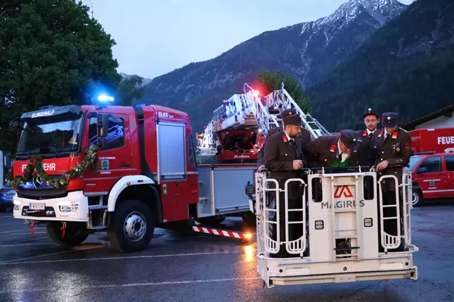Im Anschluss an die Segnung durften die Feuerwehrmitglieder die neue Drehleiter in Augenschein nehmen.
