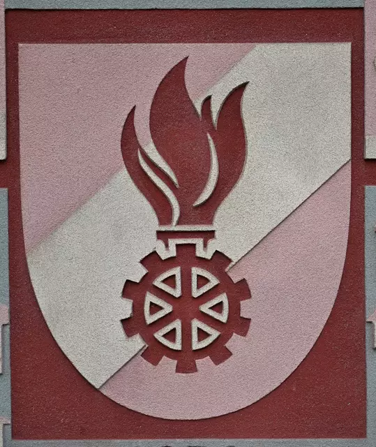 Feuerwehr-Korpsabzeichen: Die Flamme symbolisiert den Brandeinsatz, das stilisierte Zahnrad den technischen Einsatz. | Foto: Hans-Peter Kriener