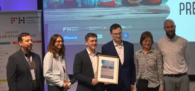 Das Gewinner-Duo mit den Verantwortlichen der FH Kärnten und Projektbetreuerin Claudia Jeßner | Foto: HAK Spittal/Drau