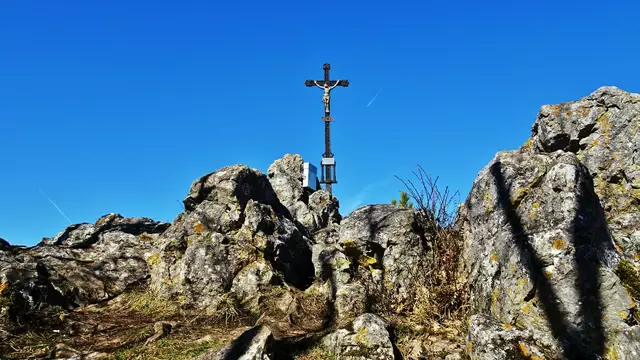 Die markanten Felsformationen verleihen dem Gipfelbereich alpinen Charakter. ... | Foto: © Silvia Plischek