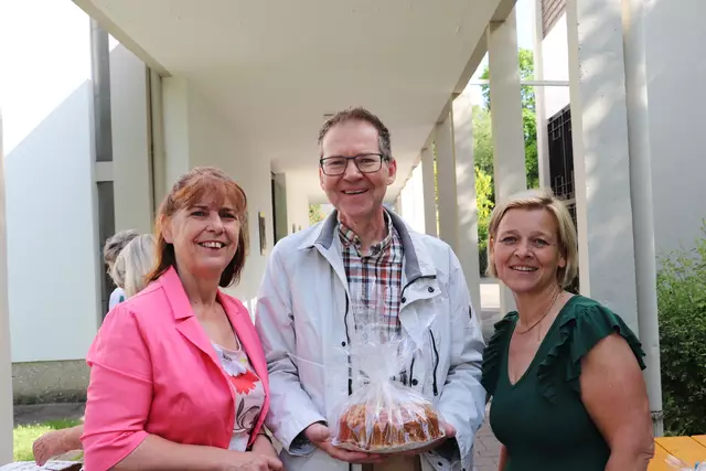 Imo Trojan ist die Kalsdorfer Kabaretthälfe vom Duo Oliver Hochkofler und Imo Trojan, die mit feinem Humor und Wortakrobatik ihr Publikum erfreuen - im Bild mit Premstättens Vzbgm. Ingrid Baumhackl (li) und Kalsdorfs Vzbgm. Sabine Jakubzig.  | Foto: Edith Ertl