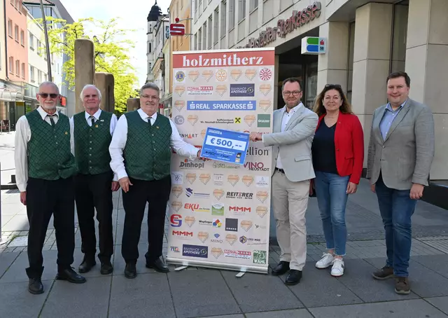Ing. Hans Braunstorfer (Kassier MGV), Paul Steinböck (Archivar MGV), Mag. Walter Max Schwendenwein (Obmann MGV) und vom Verein Holz mit Herz Ing. Robert Pfisterer, Kassier, Anita Hirschler, Schriftführerin sowie Mag. Christian Filipp, Obmann. | Foto: Serge Claus
