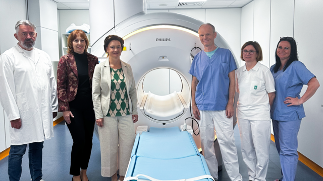 Hießen das neue Gerät am LKH Rottenmann-Bad Aussee willkommen: Savo Miocinovic (Ärztlicher Direktor), Silvia Zolda (Pflegedirektorin), Adelheid Stiendl (Betriebsdirektorin), Gernot Reisner (Leiter des Instituts für Radiologie), Tanja Hörmannsdorfer (Radiologie-Technik-Leitung) und Gabriele Maria Schappek (Radiologie-Technik) | Foto: LKH Rottenmann-Bad Aussee/Ott