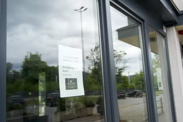 Kurz und bündig: "Wir danken für Ihren Besuch", so das Stadtcafé-Team. | Foto: Santrucek