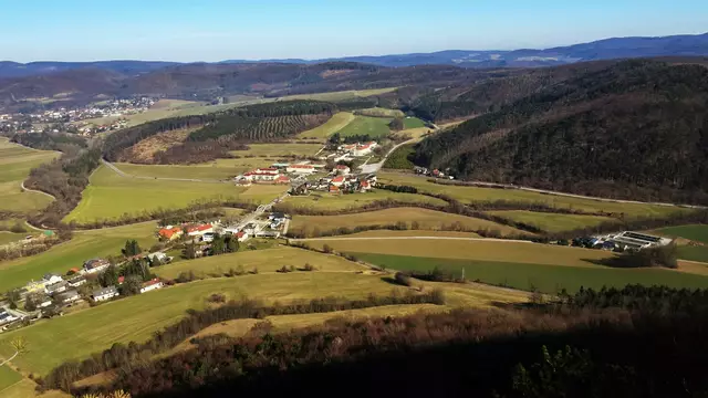 Tiefblick auf Mayerling (Bildmitte). ... | Foto: © Silvia Plischek