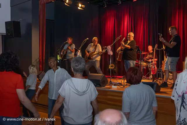 Die Hobbyband "Profisorium" mit den Begeisterten, die die Rythmen in den Beinen auslebten. | Foto: www.cine-motion.at / Ivanek