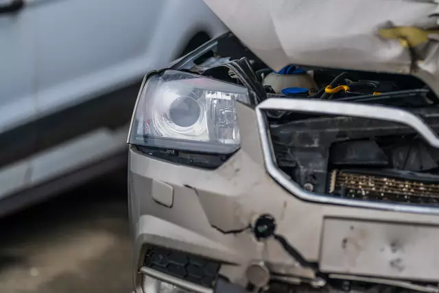 Ein 20-Jähriger hat am Samstag geparkte Autos beschädigt. (Symbolfoto) | Foto: stock.adobe.com/at/Trygve