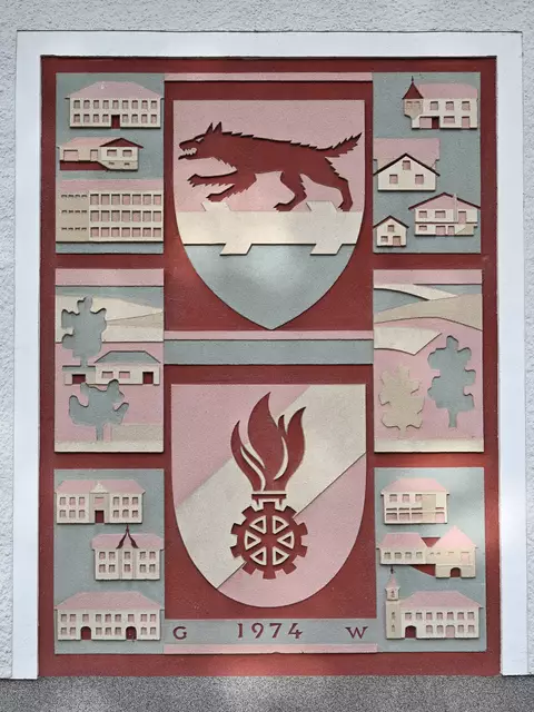 Fassadenkunst mit Gemeindewappen und Feuerwehr-Korpsabzeichen sowie Gebäuden (abstrahiert) des Ortes Wolfsbach.  | Foto: Hans-Peter Kriener