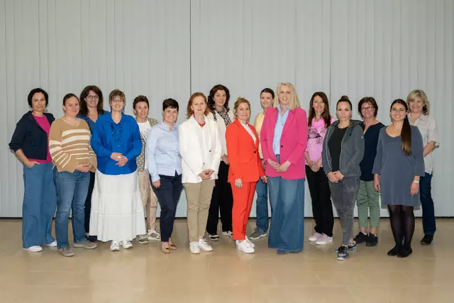 Michaela Mach, Ingrid Jagenbrein, Gerda Hechinger, Katja Öller, Ressner, Astrid Kaufmann-
Neußl, FiW Gabriele Jüly, Monika Stolzer, Florentina Zach, Miriam Michaela Singer, FiW Vera Sares,
Dagmar Hillinger, Irene Zivkovic, Brigitte Lackstätter, Sonja Tatar, Inna Mlada (vlnr). | Foto: Raphael Fasching