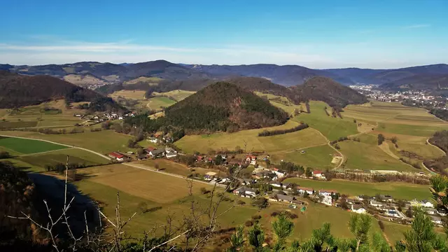 ... über die malerische Berg- und Hügellandschaft des Wienerwalds ... | Foto: © Silvia Plischek