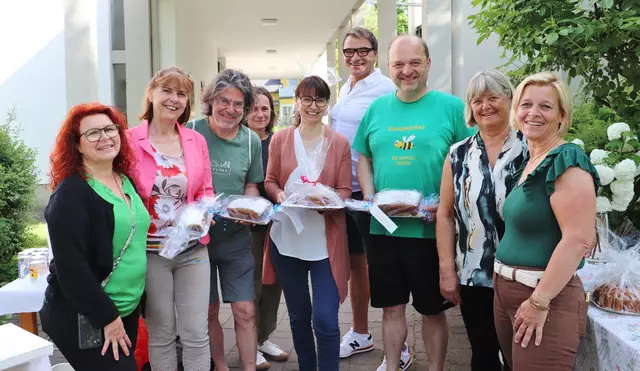 Mit hausgemachten Gugelhupfen machten Sandra Goldberg (li) und Ursula Rauch doppelte Freude, bei den Käufern und mit der Spende Kindern. | Foto: Edith Ertl