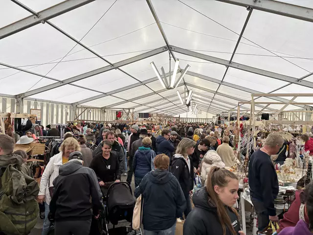 Von der ersten Minute an war richtig viel los, beim Flohmarkt des Lionsclubs Reutte. | Foto: Reichel