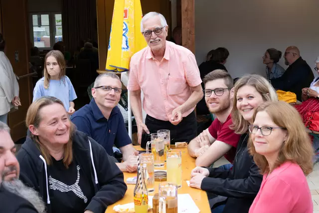 Alfred Knasmillner, Obmann des Dorferneuerungsvereines heißt die Kirtagsgäste herzlich willkommen. | Foto: Regina Courtier