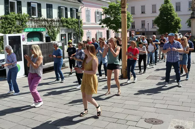 Linedance rund um den Maibaum auf dem Stainzer Hauptplatz