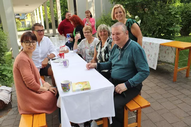 Mit seinem Besuch machte Vinzi-Obmann a.D. Gottfried Mekis den Besuchern am Gugelhupf-Platzerl eine besondere Freude.  | Foto: Edith Ertl