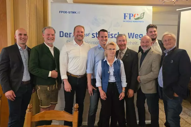 Gruppenbild mit dem wiedergewählten Bezirksobmann Werner Gradwohl (6.v.l.) | Foto: FPÖ