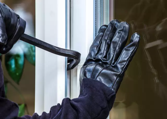 Mutmaßliche Täter brachen ein Fenster auf. (Symbolbild) | Foto: stock.adobe.com/at/Rainer Fuhrmann 