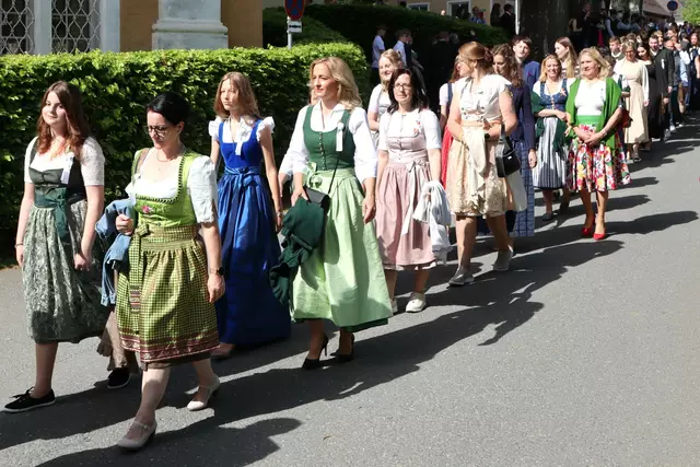 Auf dem Weg in die Pfarrkirche