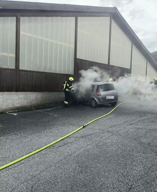 Ein Fahrzeug brannte bei der Tennishalle am "Enzianhof" in Oberwald. | Foto: FF Ligist