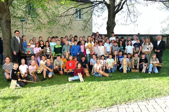 Alle Kinder des Gemeinschaftsratschen am Karsamstag mit Bürgermeister Bernhard Heinl (1.v.l.)
und Vize-Bürgermeister Eduard Sanda (1.v.r.) | Foto: Marktgemeinde Michelhausen