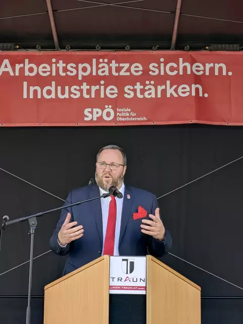 Tobias Höglinger, SPÖ-Bezirksparteivorsitzender, am Rednerpult. | Foto: SPÖ Linz-Land