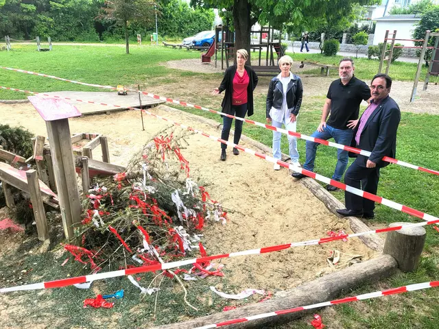 Traurig und fassungslos über den Vandalismus: v.l. SP-Fraktionsvorsitzende Margit Hofer, VBgm. Michaela Traxler (SP), Bgm. Andeas Derntl (VP) und LABg. Erich Wahl (SP) | Foto: Eckhart Herbe