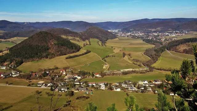 .… mit einer herrlichen Aussicht ins Tal und ... | Foto: © Silvia Plischek