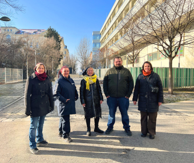 Das Fair-Play-Team 15 ist regelmäßig im Grätzl unterwegs und sorgt mit Gesprächen für mehr Zusammenhalt. | Foto: Team-Fair-Play 15