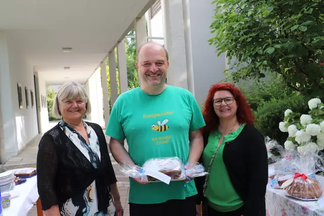 Imker Boris Pruntsch ist ein Vorbild in Ehrenamtlichkeit. Der Werndorfer setzt sich für Bienen, gesunden Honig und für Licht ins Dunkel ein. Mit seiner Film-Aktion "Aus dem Tagebuch einer Biene" gab er zahlreichen Besuchern Einblick in das Leben der Bienen und sammelte Spenden für LiD.  | Foto: Edith Ertl