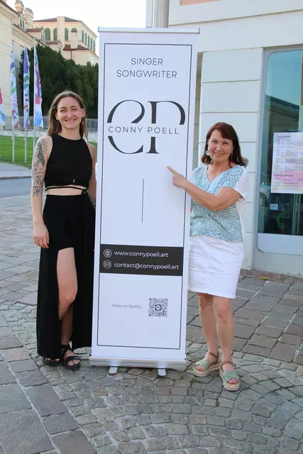 Musikerin Conny Poell, die für einen musikalische Ohrenschmaus sorgte mit Edith in der Hauptstraße von Eisenstadt 